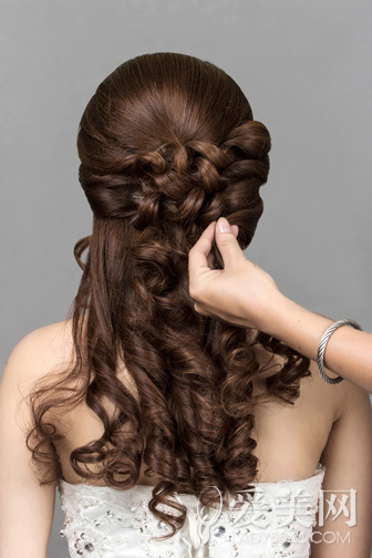 韩式新娘<em>发型</em>步骤花朵点缀更浪漫_360问答