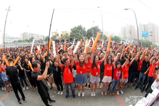 小米港股上市首日股价低开后震荡翻红至发行价
