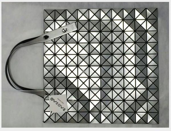三宅一生的这个几何包是日本便宜还是香港便宜
