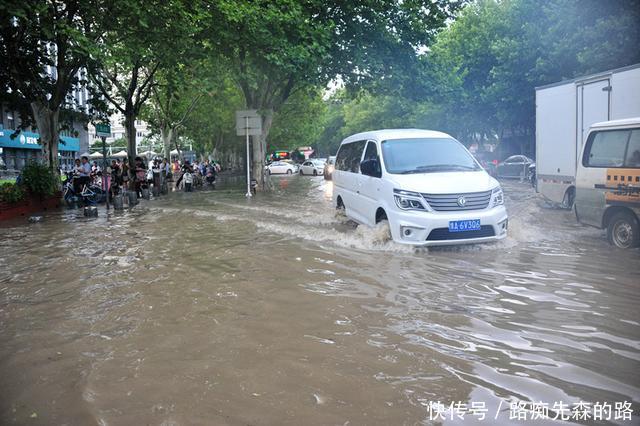 有一种感动叫在大雨中