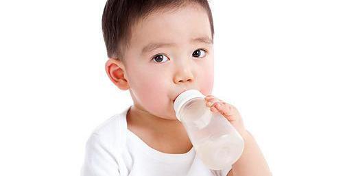 1岁宝宝每天喝多少奶 揭秘各个阶段宝宝的喝奶量