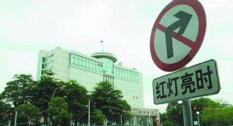 红灯允许右转,为什么还是扣6分?交警:不注意这