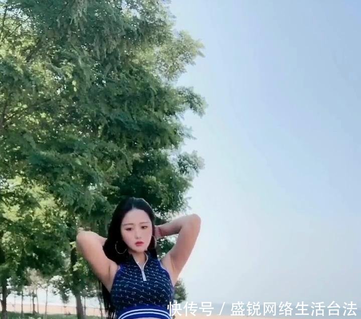 海边美女牛仔裤的女方,堪称穿着中的人群美女是焦点图片