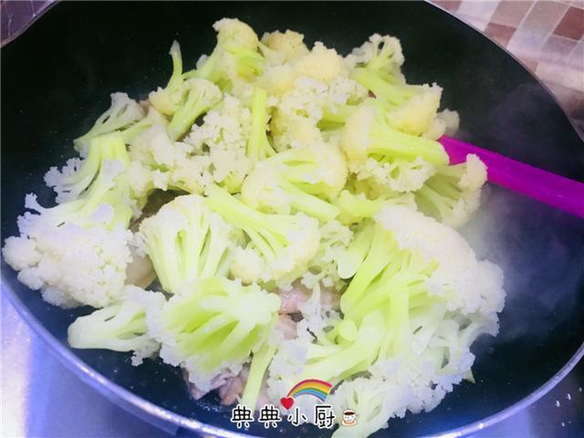 烧花菜不放一滴水,但却又香又好吃,一盘没吃过瘾