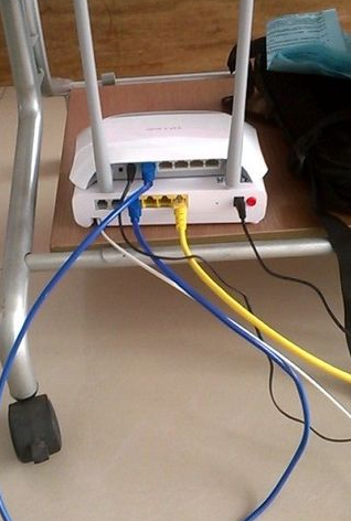 光纤猫怎么连接无线路由器 网线插头不一样啊