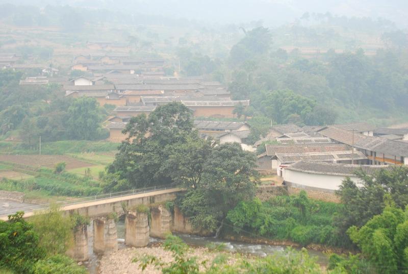 村情概况 哲里村隶属云南省华坪县荣将镇,地处荣将镇南边,距荣将镇