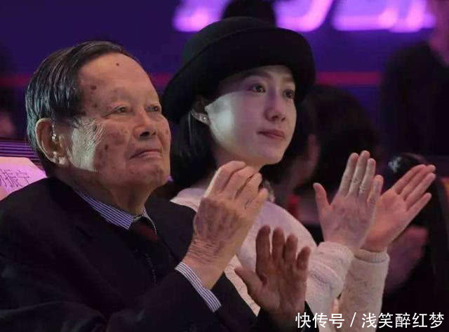 偶遇96岁杨振宁与翁帆逛超市,杨教授帮妻子推