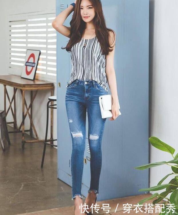 身材曼妙的牛仔裤美女,轻松穿出优雅感,女人味