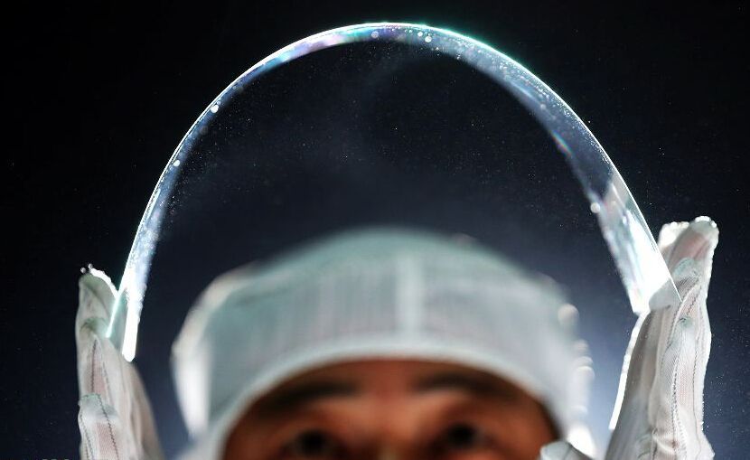 中国造出超薄玻璃,厚度与一张纸差不多,打破英