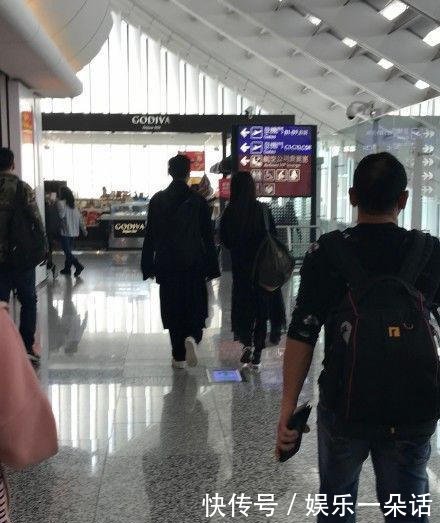 网友在台湾机场偶遇向佐跟郭碧婷,这次的他们