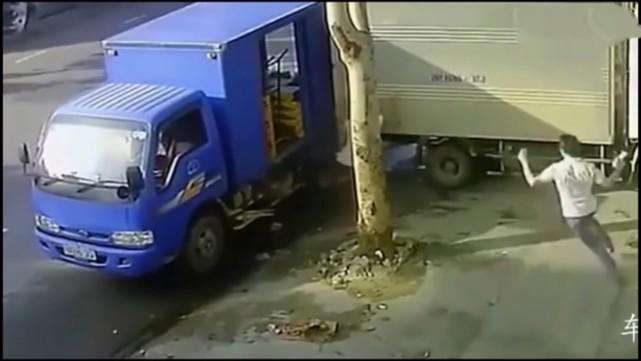 超市送货员正准备卸货, 监控突然拍下令人揪心