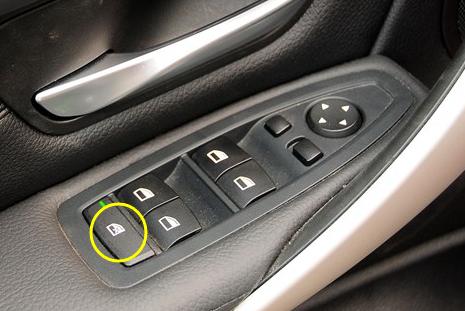 汽车开车的座位左边是不是有个按钮按了所有窗