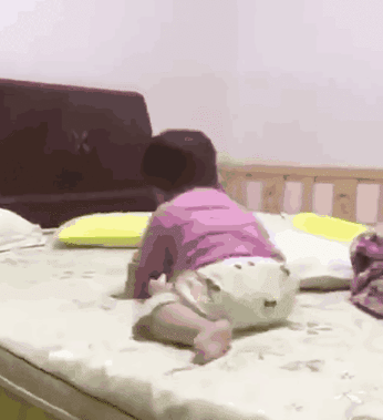 1岁宝宝想下床, 无奈腿短踩不到地, 宝宝用了一