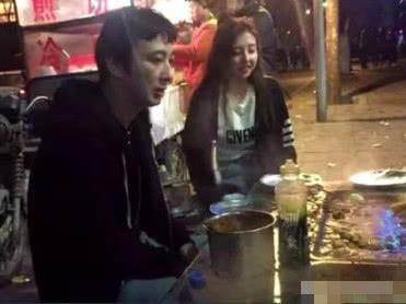 网友在地铁上偶遇王思聪 站在角落玩手机十分