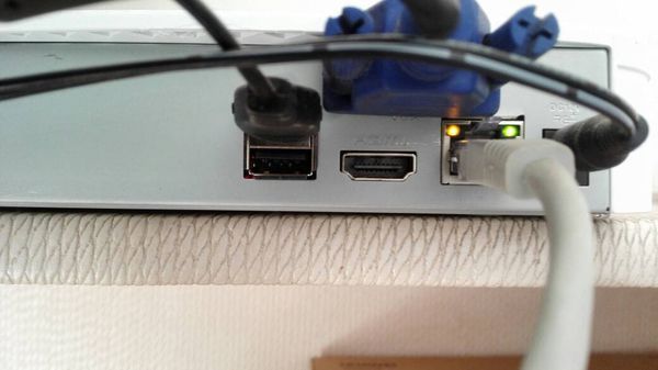 这个硬盘录相机与显示器的接口下面的那个接口