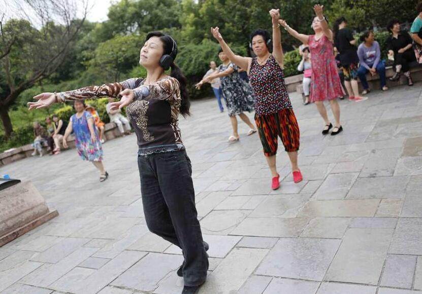 45岁大妈离异后不甘寂寞嫁小鲜肉,结婚半年就离婚,女子:太折腾