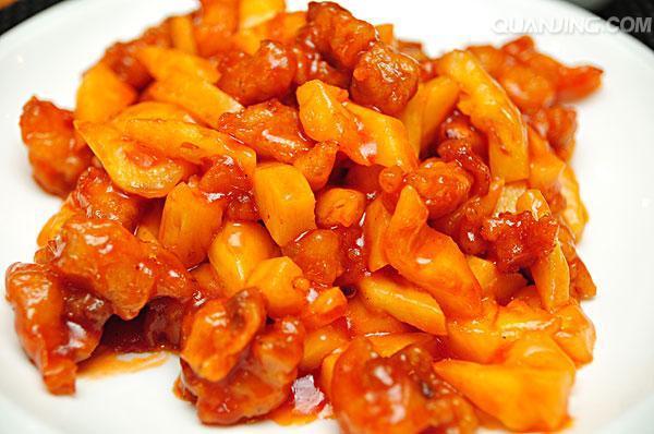 广州菜系有一个菜是用大片猪肉和菠萝做的,叫
