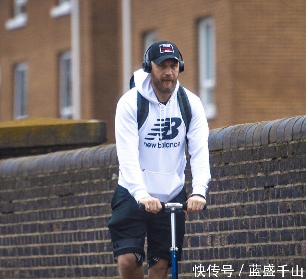 汤姆哈迪穿白色连帽卫衣配黑色短裤现身 踩着
