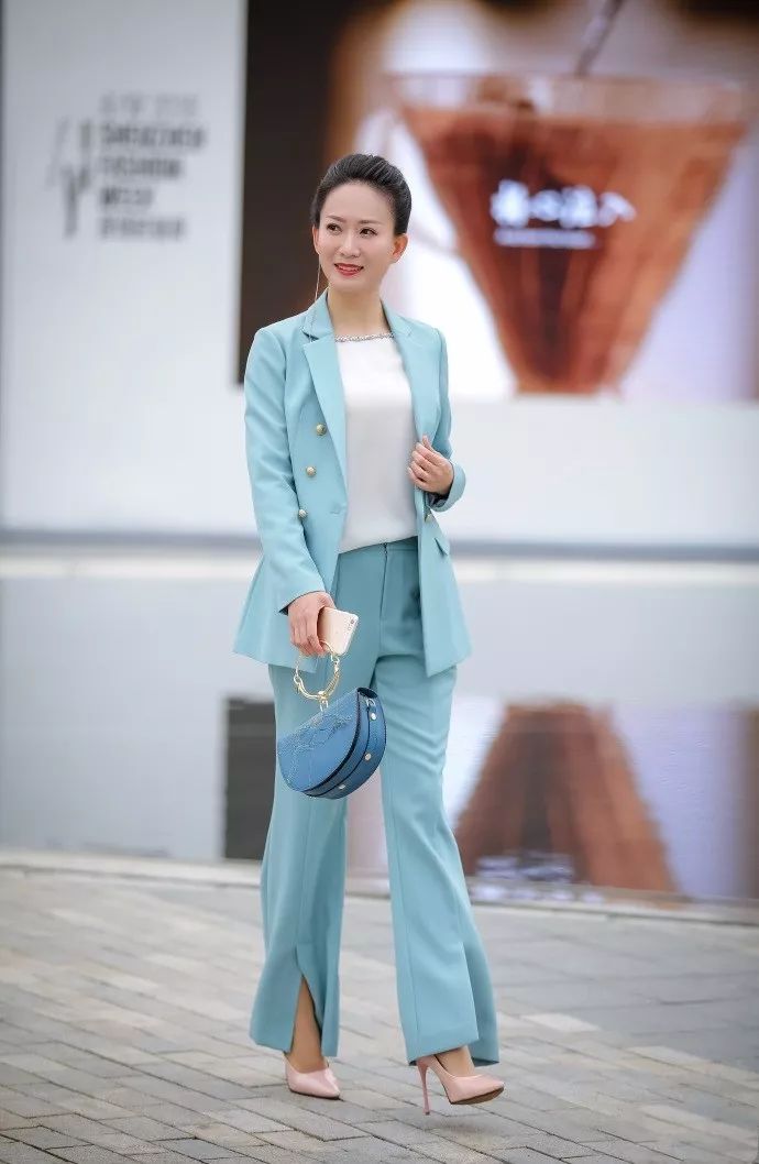 街拍穿着大胆时尚秀美的小姐姐,身材好又美丽