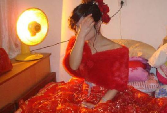 我娘逼我娶瘸子,新婚夜老婆给我一颗糖,打开一看,我吓得直喊娘