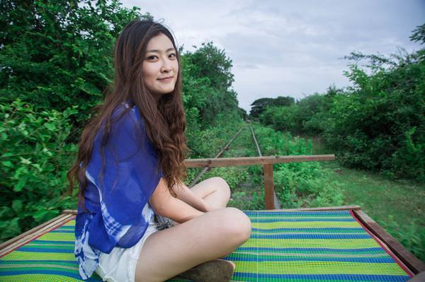 世上独一无二的竹火车就在柬埔寨,司机用根竹竿撑着前进,坐一次