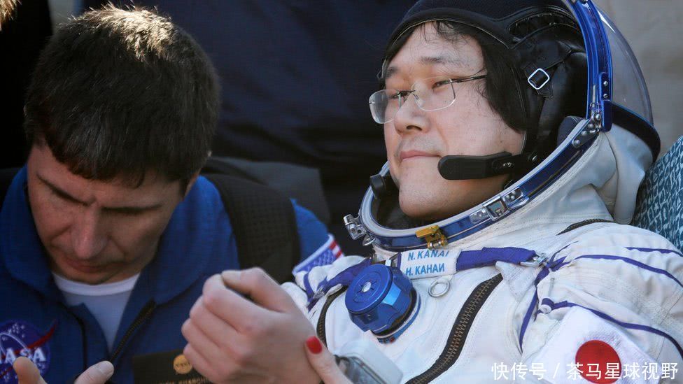 哈萨克大草原壮观景象,联盟号宇宙飞船搭载三名宇航员成功降落