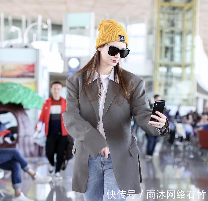 戚薇一身男人装出现在机场,网友这是穿她韩国