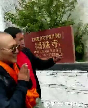 网友偶遇李连杰寺庙祈福,看到苍白头发的他,真