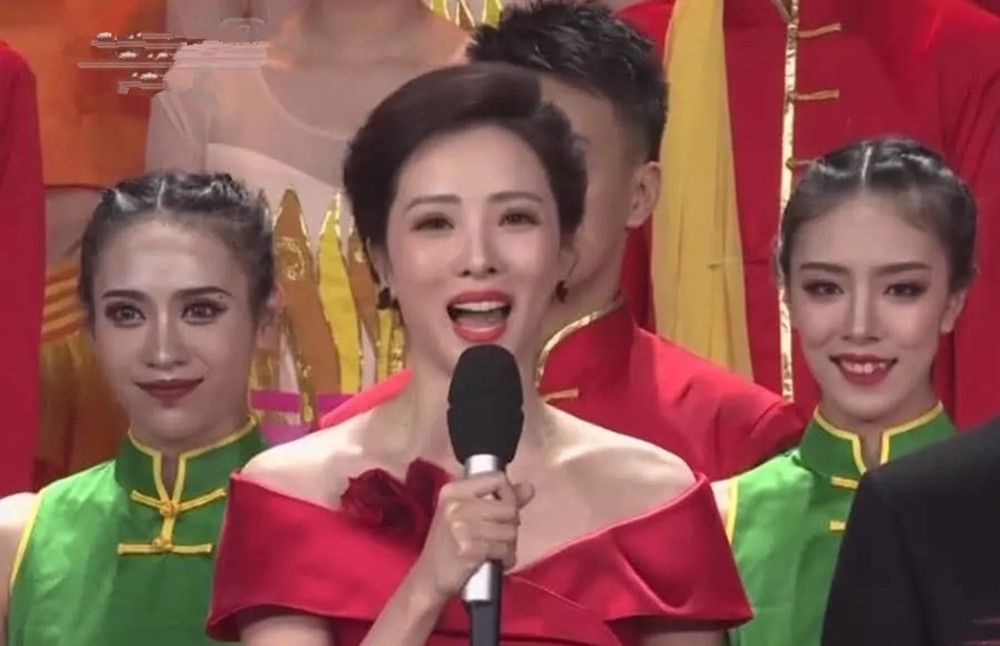央视春晚主持人朱迅 t01d5e488693c2df839.jpg