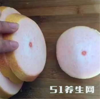 美女路边买了几个柚子回家,5毛钱一个,回家一切开傻眼了!