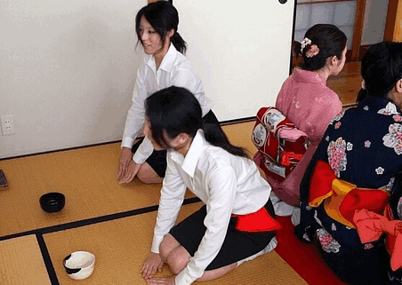 中国游客到日本朋友家中做客,脱完鞋进门,立刻