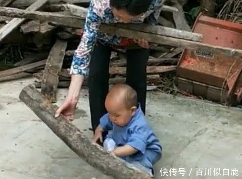 1岁宝宝帮奶奶搬木头, 接下来这样的举动, 奶奶