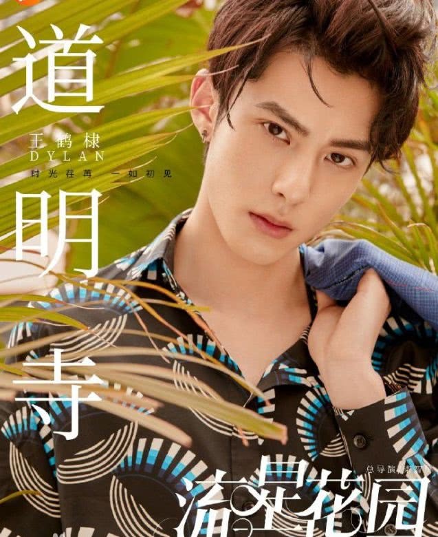 《流星花园》里的花泽类是由中国台湾男演员官鸿饰演的,在这之前他还参演了同样由柴智屏监制的青春奇幻网络剧《别那么骄傲》,柴智屏对官鸿的评价较高,还希望能够将他打造成新一代的校园男主,也让观众们认识了这个笑容温暖阳光的大男孩。