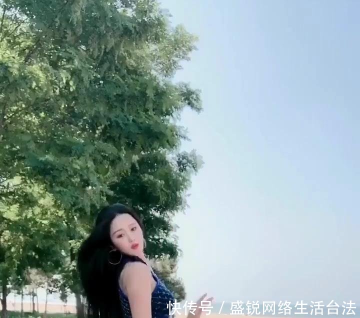 海边紧身牛仔裤的美女,堪称穿着中的欧美人群焦点美女图片