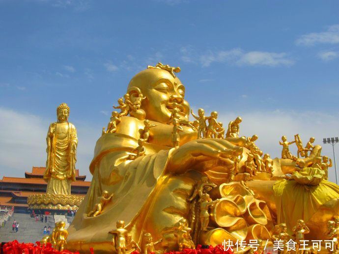 西域第一大铜立贴金佛,总投资950万元,用铜量98吨历时2年