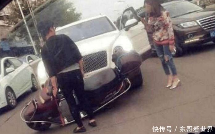 男子骑电动车与豪车相撞,男子悔恨不已,结果看到司机的鞋子乐了
