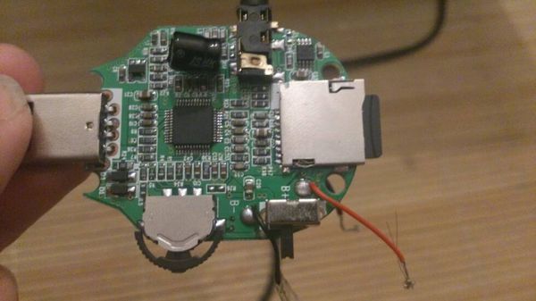 我把小型的音乐播放器拆了,把小喇叭换成了大