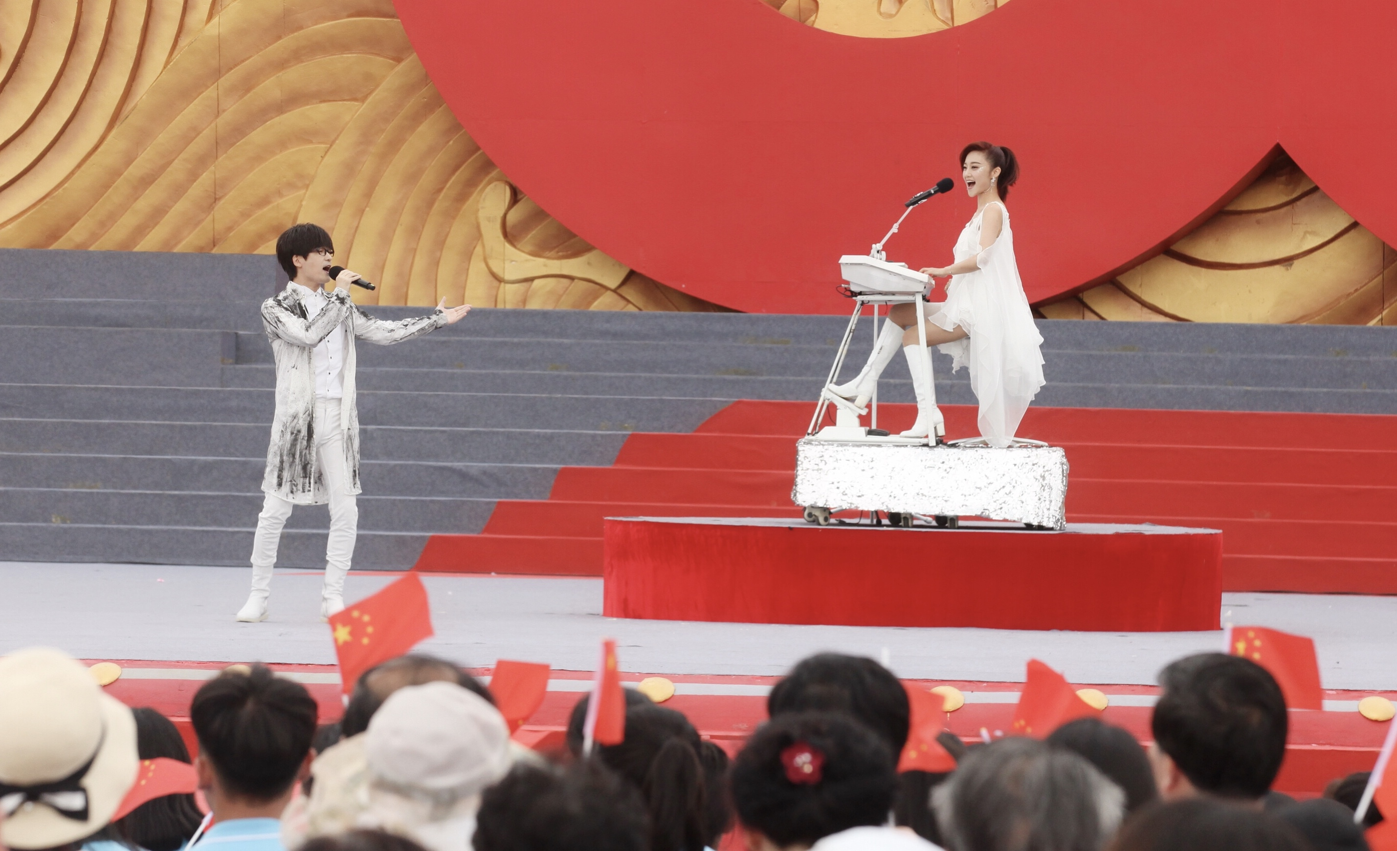 组图：玖月奇迹现身央视心连心慰问演出献唱《中国美》
