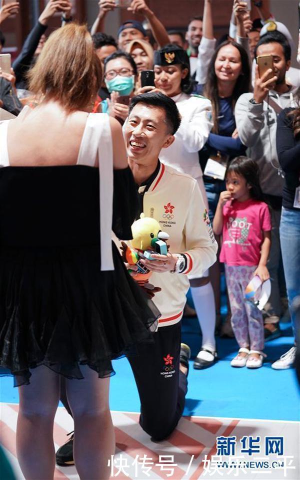 亚运会赛场求婚 尽显甜蜜