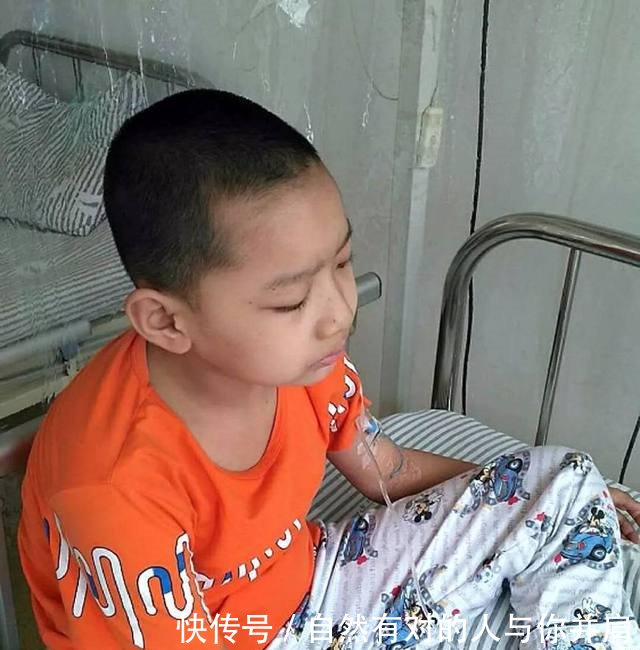 10岁男孩重病不能吃,姐姐用自己奶水喂他喝