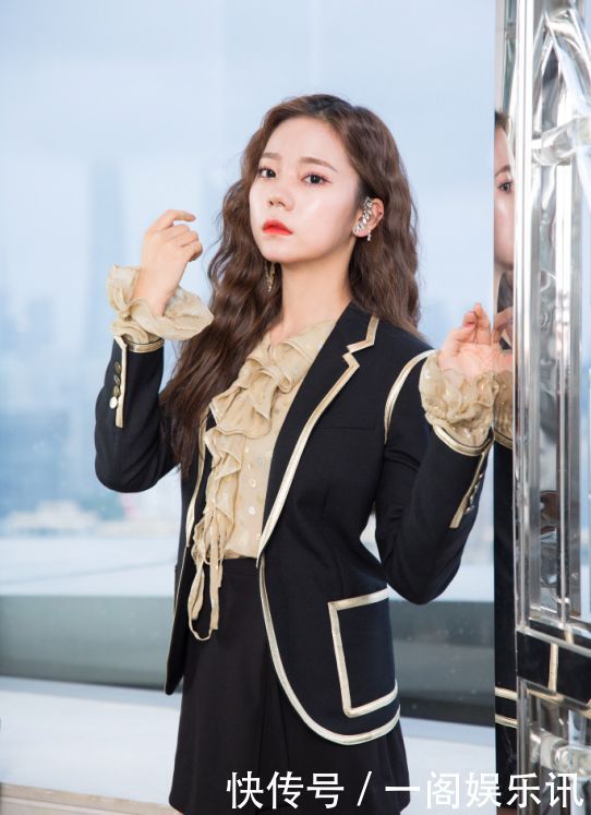 孟美岐、吴宣仪和紫宁约定好一块发微博,三位