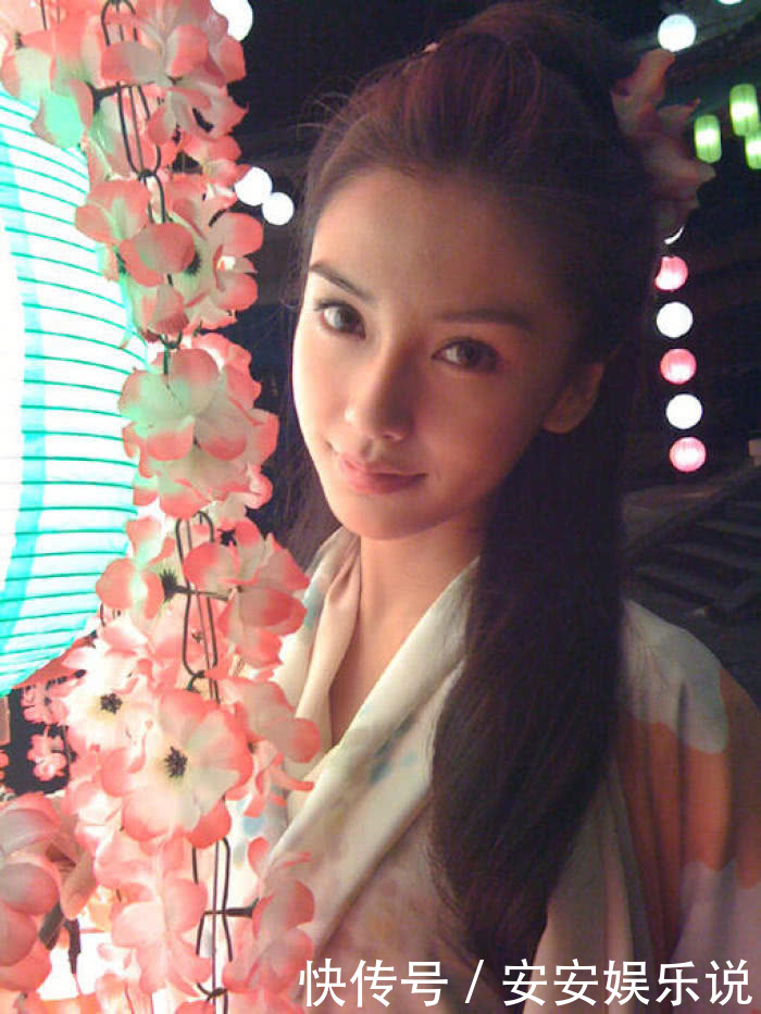 杨颖拍戏带着儿子,小海绵走路的样子,网友太有