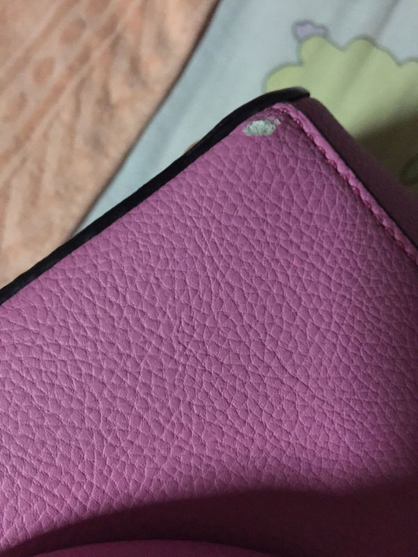 pu包才用了一次,就发现皮被磨破了,露出了白色