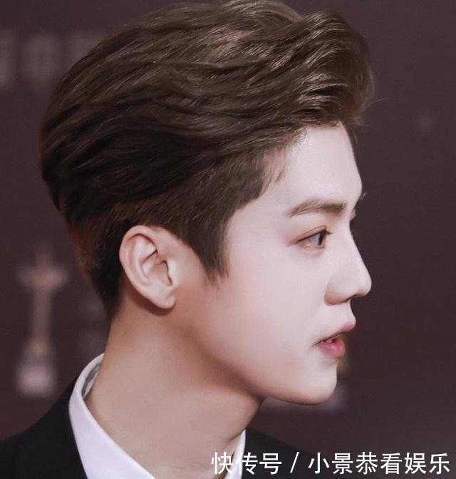 跨年献唱人气下滑严重当蔡徐坤粉丝关闭灯牌时