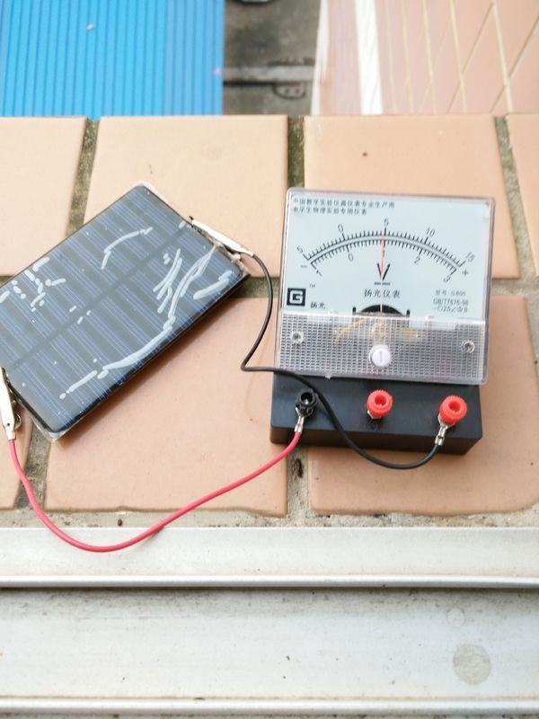 为什么测得太阳能电池板的电压是5v却带不动一