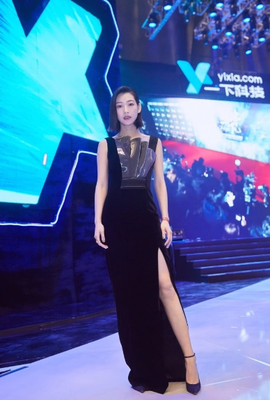 温雅越来越胆大了,开叉裙穿成这样,网友:还能再