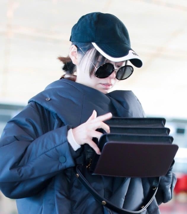 张靓颖裹oversize大棉被亮相, 网友却问: 脖子上