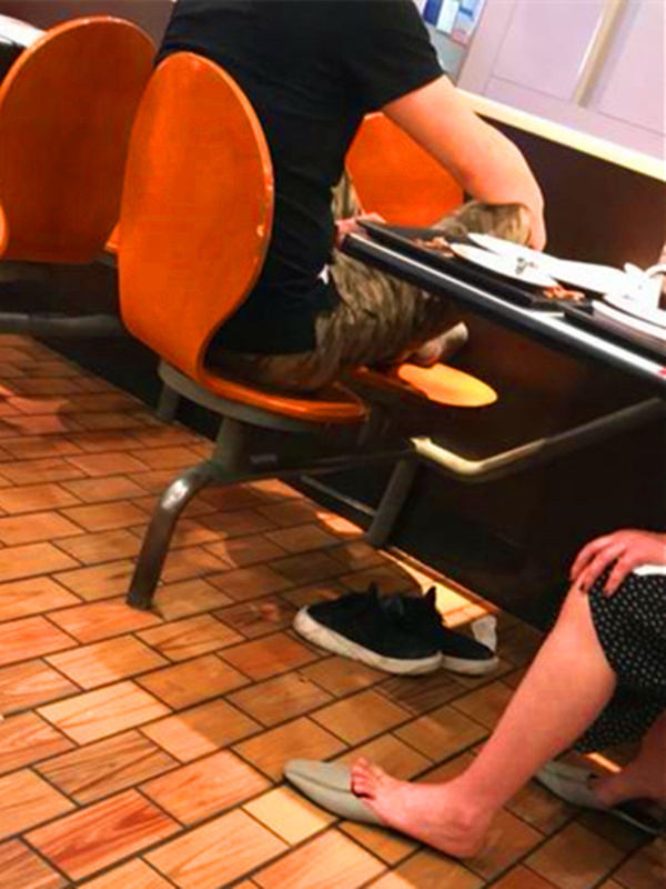 两食客餐厅内就餐 脱鞋露脚坐姿豪放