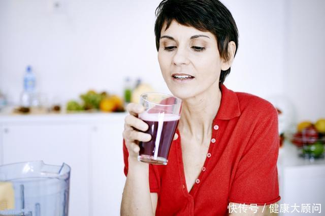 医生劝告:早晨空腹时,再饿也别碰这2种食物,太