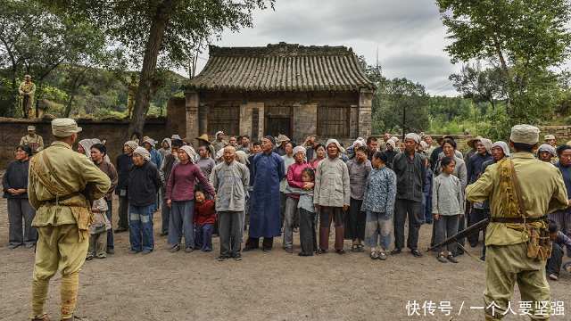 她比刘胡兰还壮烈，敌人用烧红的铁钩从耳朵插进去，仍不屈服！